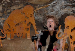 Mammuts mit Künstlerin als Neandertaler