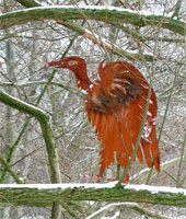 Geier im Baum mit Schnee